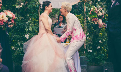 26 hình ảnh cưới 'rung động lòng người' của các cặp đồng tính