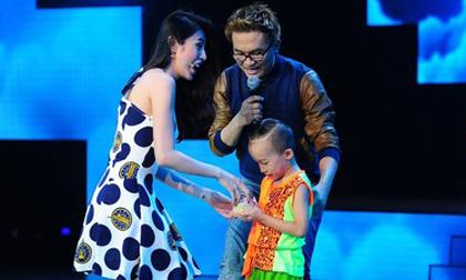 Thủy Tiên đem xôi chạy lên sân khấu ‘cướp’ thí sinh