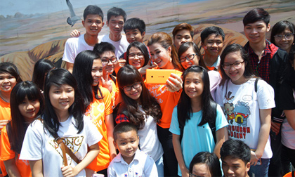 Đông Nhi quậy tưng bừng với hàng trăm bạn trẻ