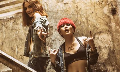 ‘Bạn gái’ Sơn Tùng M-TP nổi loạn cùng chị gái