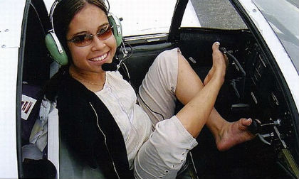 Cô gái có thể lái máy bay bằng chân