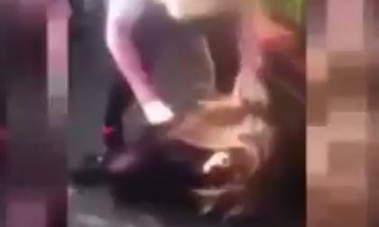 Clip nữ sinh 13 tuổi bị đánh dã man trước mặt hơn 100 người