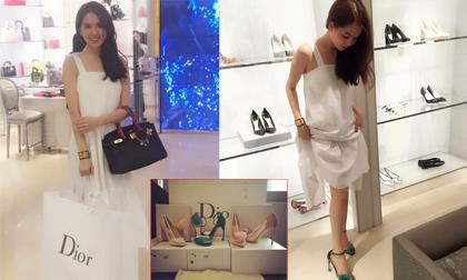 Ngọc Trinh rạng rỡ khoe loạt giày hàng hiệu đắt tiền