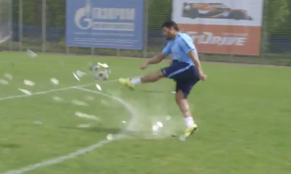 ‘Người khổng lồ xanh’ sút bóng vỡ tan tành