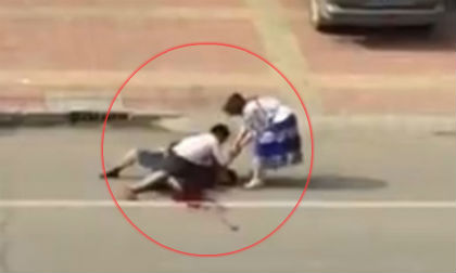 Hiện trường chồng đâm thủng bụng người tình của vợ giữa phố