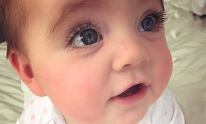 Em bé 8 tháng tuổi mê hoặc thế giới bởi vẻ đẹp 'thiên thần'