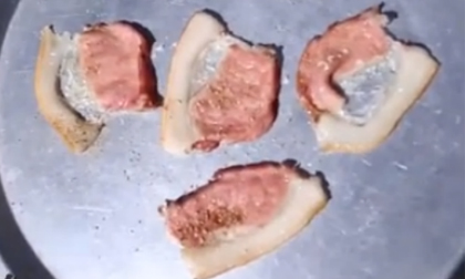 Rán thịt dưới sức nóng hơn 40 độ ngoài trời