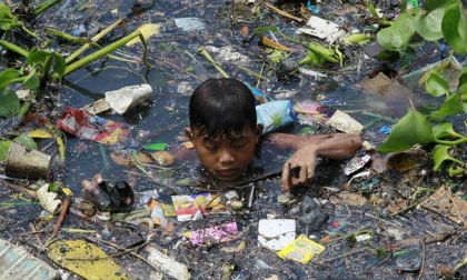 Cuộc sống mưu sinh của trẻ em ở các bãi rác thải