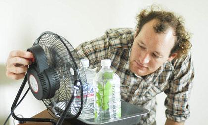 Cách làm điều hòa cực dễ với quạt và 2 chai nước