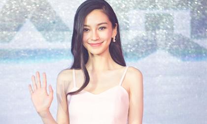 Angela Baby khoe vẻ đẹp mong manh như 'sương mai'