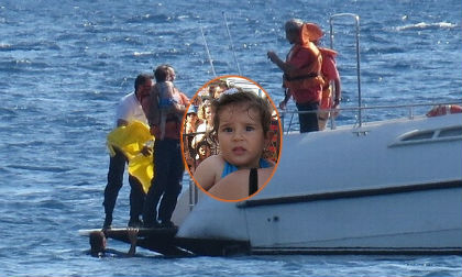 Bé 10 tháng tuổi sống sót sau khi bị bố mẹ bỏ quên trôi trên biển