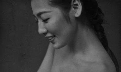 Tú Anh biểu cảm đầy mê hoặc qua shoot hình đen trắng