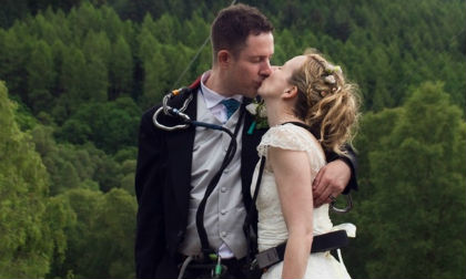 Cặp đôi làm đám cưới trên cây độc đáo