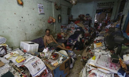 Rùng mình với 'ngôi nhà rác' của cụ ông 10 năm không tắm