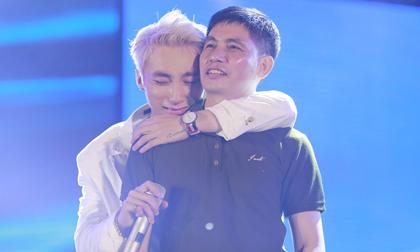 Sơn Tùng M-TP ôm bố khóc nức nở trong tiệc sinh nhật