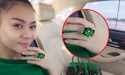 Thu Minh khoe khéo nhẫn ngọc lục bảo