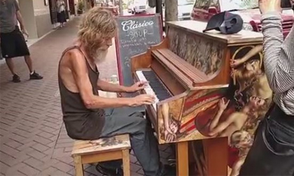 Ông lão vô gia cư chơi piano tuyệt hay