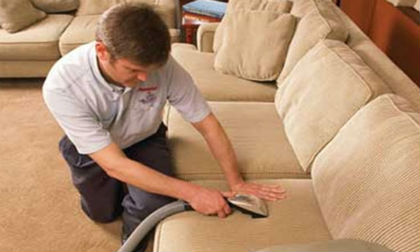 Mẹo làm sạch ghế sofa da và vải nỉ đơn giản tại nhà