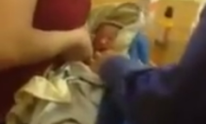 Người mẹ vô tâm vứt bỏ con mới sinh ở bờ sông gây phẫn nộ