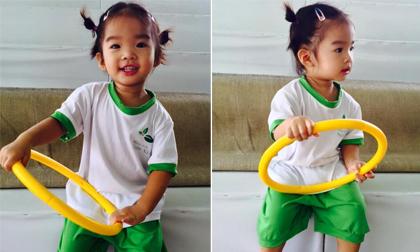 Con gái Xuân Lan học 'lái ô tô' cực yêu