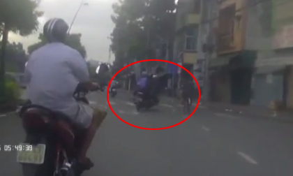 Cô gái bị tên cướp giật túi xách giữa phố Sài Gòn