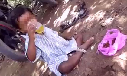 Cậu bé 4 tuổi ngồi 'nhậu' như người lớn