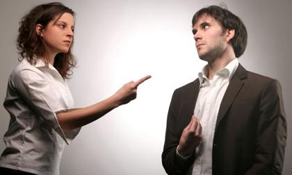 'Hãy bỏ bàn tay bẩn thỉu của anh ra khỏi mông tôi'