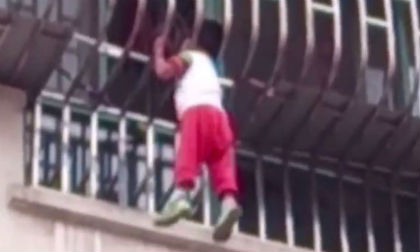  Cứu sống em bé bị kẹt đầu treo lơ lửng trên tầng 3