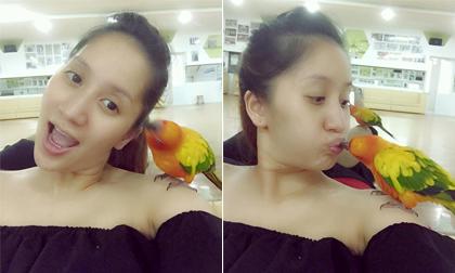 Bà bầu Khánh Thi để mặt mộc hồn nhiên chơi đùa với vẹt