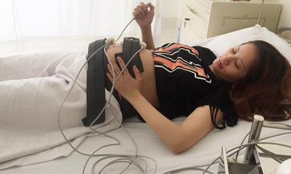 Khánh Thi khoe bụng bầu sắp sinh trên giường bệnh viện