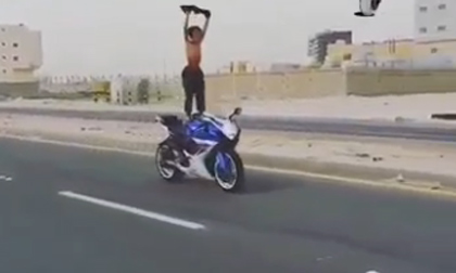 Rợn người với màn lái xe 'tử thần' của 'quái xế' 10 tuổi