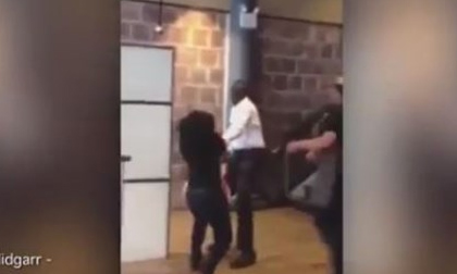 Quản lý nhà hàng đánh nhân viên nữ cực dã man