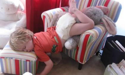 Cười nghiêng ngả với những tư thế ngủ hài hước