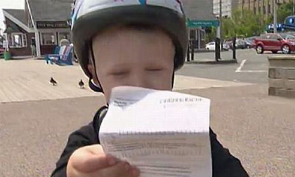 Bé 3 tuổi ôm đầu vì bị phạt... đỗ xe sai quy định