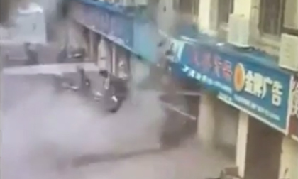 Nổ khí gas tại nhà hàng, thổi bay người đi đường