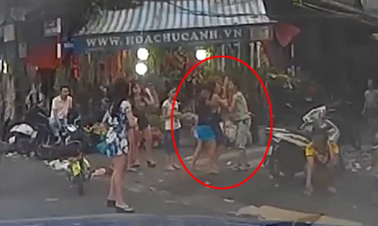 Sốc: Thiếu nữ tuổi teen vác đại đao ra chém nhau