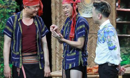 Hoài Linh mặc khố lên sân khấu