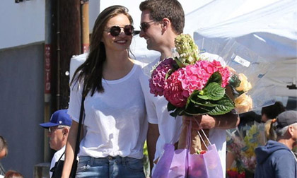 Miranda Kerr rạng rỡ trên phố với bạn trai tỷ phú trẻ tuổi