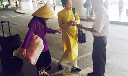 Câu chuyện bộ đồng phục cô tiếp viên hàng không và đôi chân trần của bà cụ