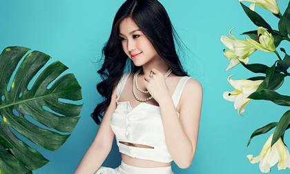 Á hậu Diễm Trang lấp ló vòng một với trang phục khoét táo bạo