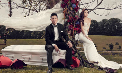 Cặp đôi chụp ảnh cưới với quan tài độc đáo