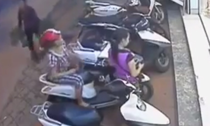 2 nữ quái dàn cảnh móc cốp xe rất tinh vi