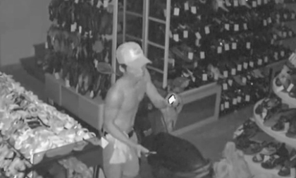 Rùng mình trộm cầm dao lục lọi khắp nhà lúc nửa đêm