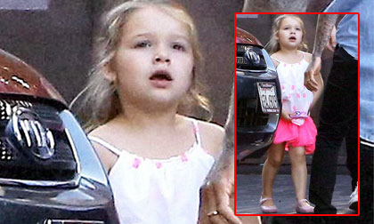 Bé Harper diện váy hồng rực rỡ đi ăn với bố và anh trai