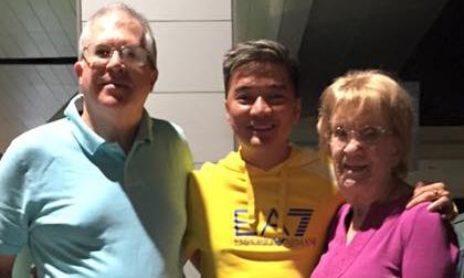 Đàm Vĩnh Hưng bịn rịn chia tay bố mẹ nuôi về nước