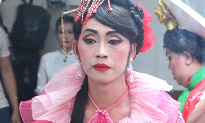 Hoài Linh ‘chuyển giới’ xinh đẹp ở tuổi U50