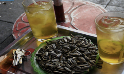 Sốc với ly trà chanh giá 50.000 trên cầu Long Biên