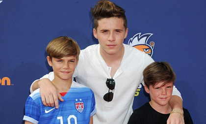 Ba cậu quý tử nhà Becks bảnh bao đi dự lễ trao giải