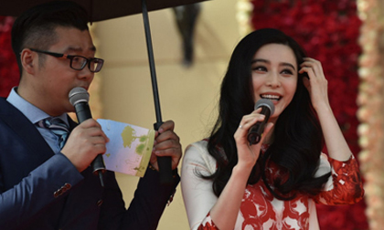 Phạm Băng Băng bị chỉ trích vì bắt MC vừa phỏng vấn vừa che ô