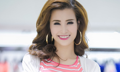 Đông Nhi đẹp rạng ngời giữa thủ đô